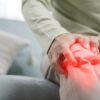 Entenda como a menopausa pode causar dor no joelho