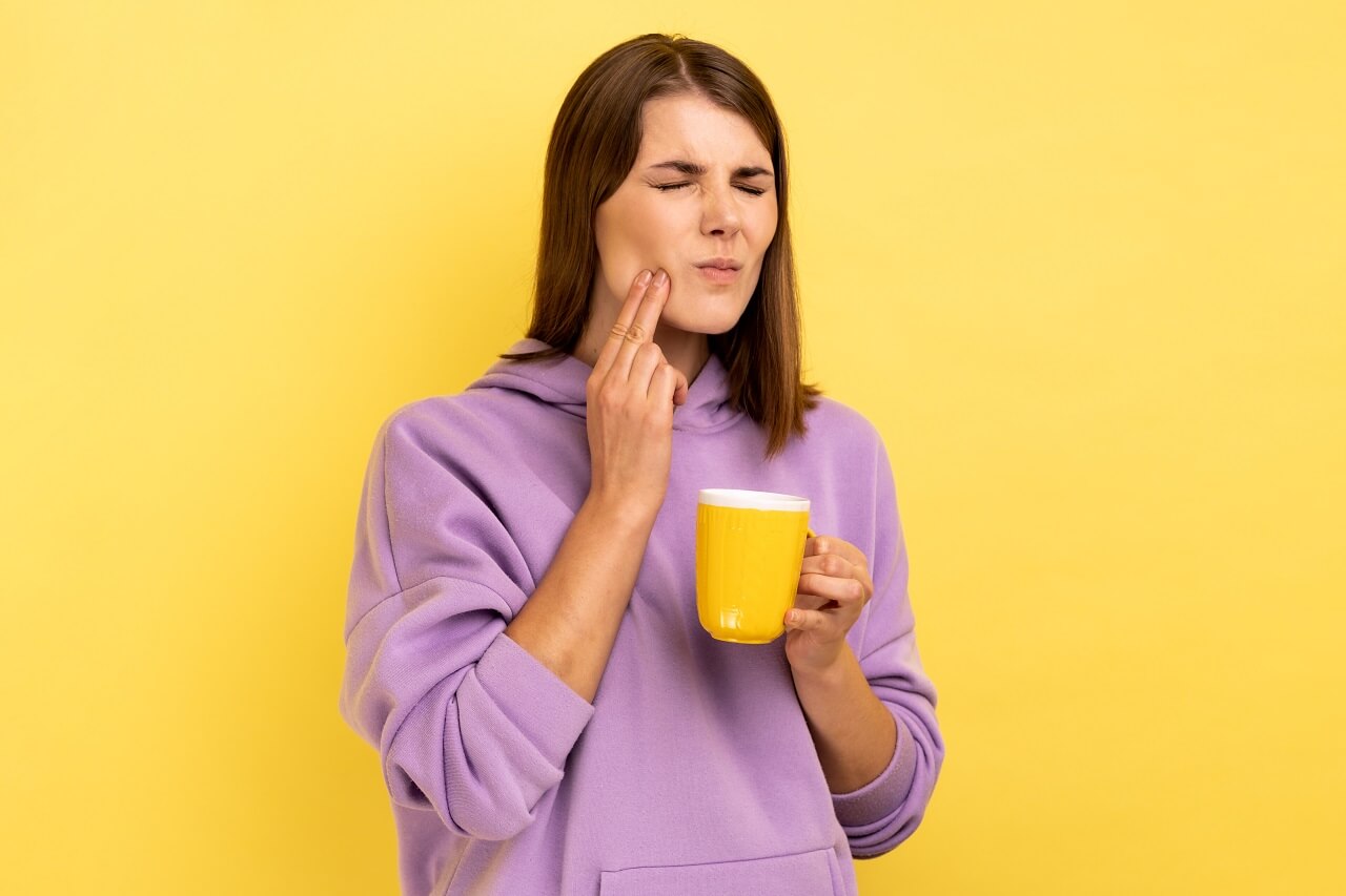 A dor de dente ao consumir algo quente ou gelada pode diminuir com hábitos simples