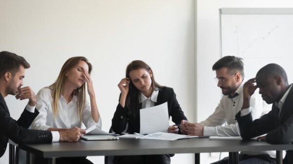Imagem de pessoas aparentemente cansadas no ambiente de trabalho
