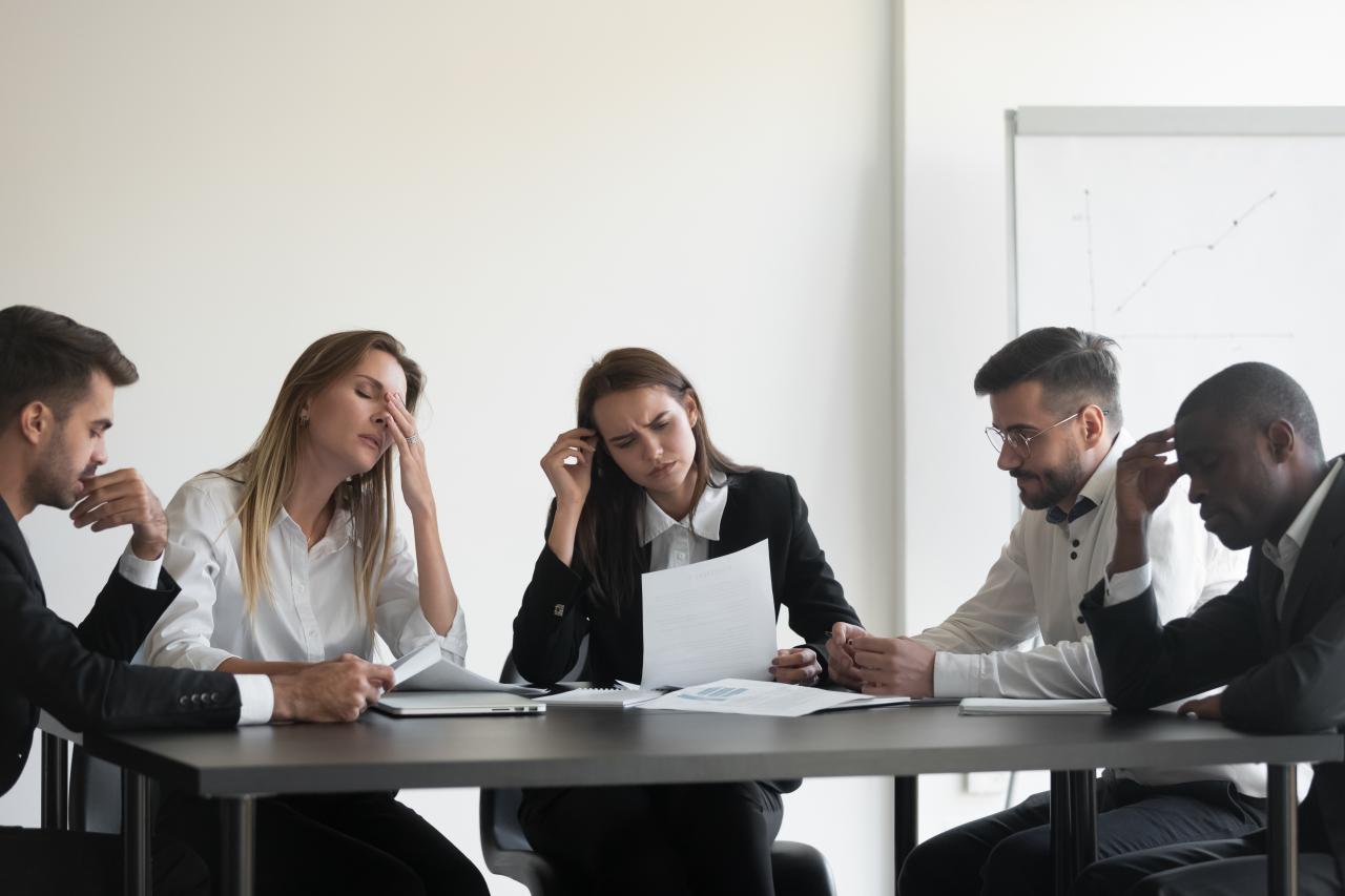 Imagem de pessoas aparentemente cansadas no ambiente de trabalho