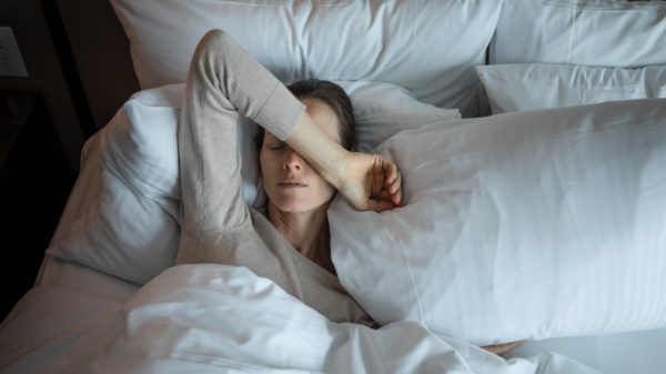 Imagem de pessoa deitada com dificuldades para dormir
