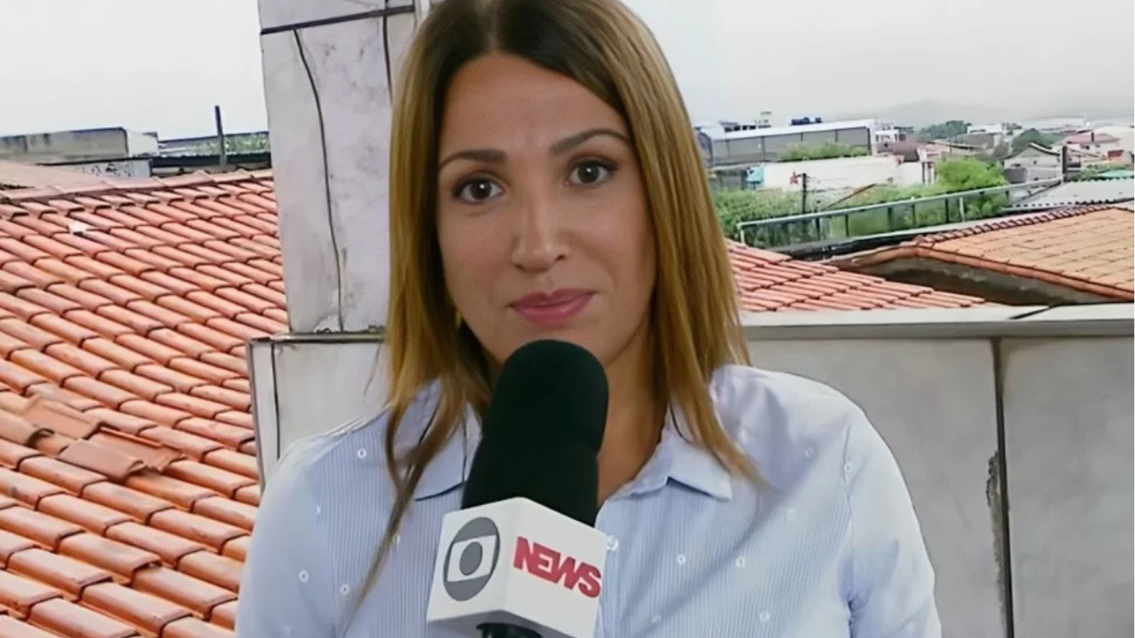 Apresentadora Ananda Apple posa para foto em estúdio de televisão, com expressão confiante e aparência profissional.