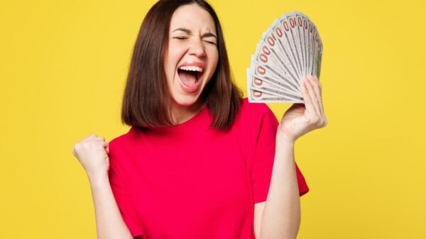 Mulher feliz segurando dinheiro na mão