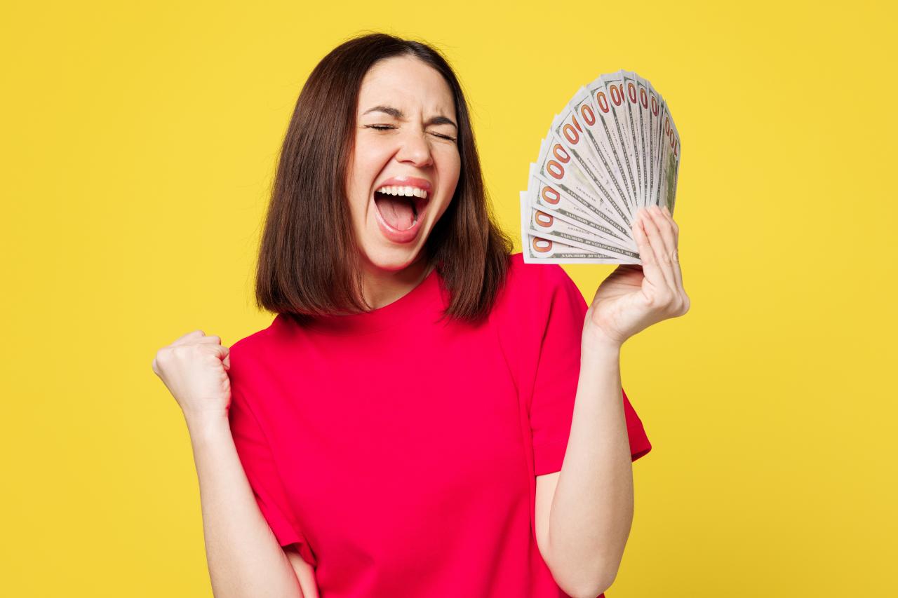 Mulher feliz segurando dinheiro na mão
