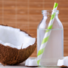 Detalhe de água de coco gelada em garrafa transparente