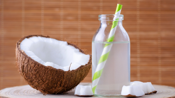 Detalhe de água de coco gelada em garrafa transparente