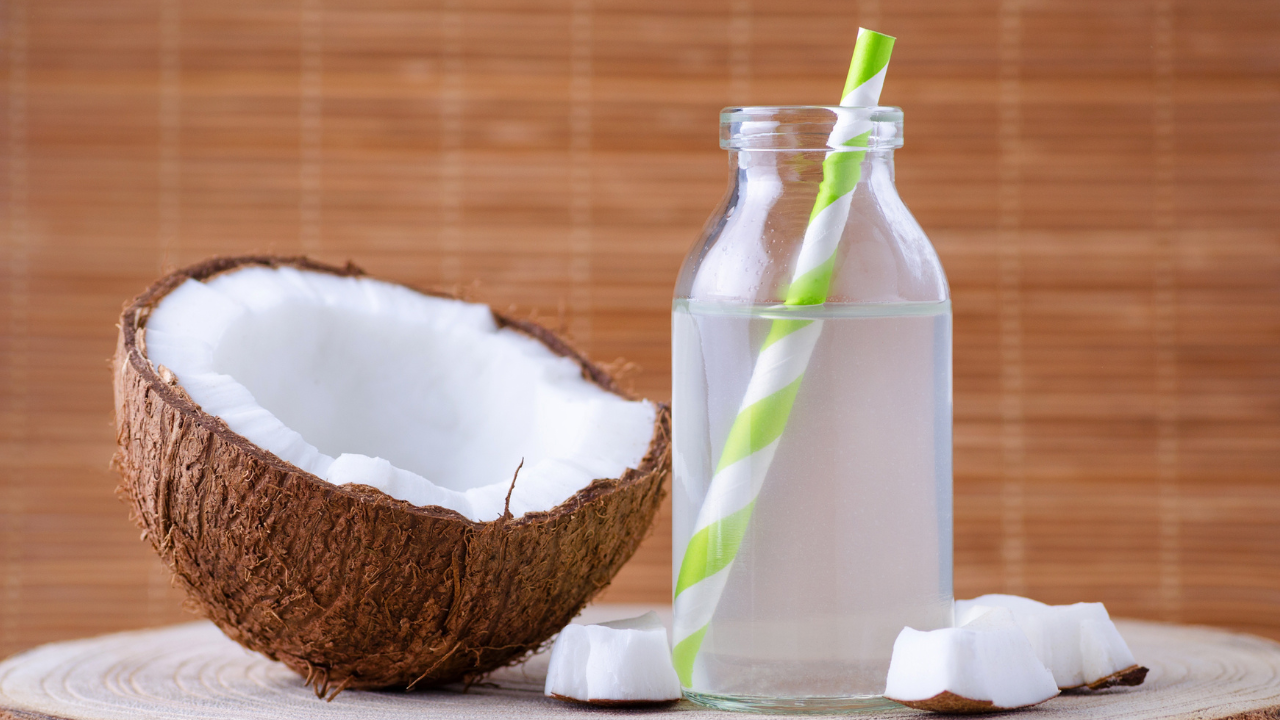 Detalhe de água de coco gelada em garrafa transparente