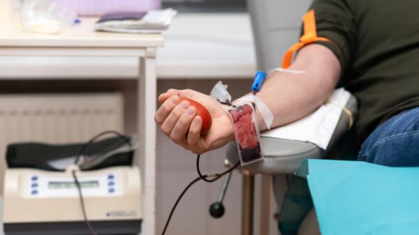 Imagem de pessoa em procedimento de doação de sangue
