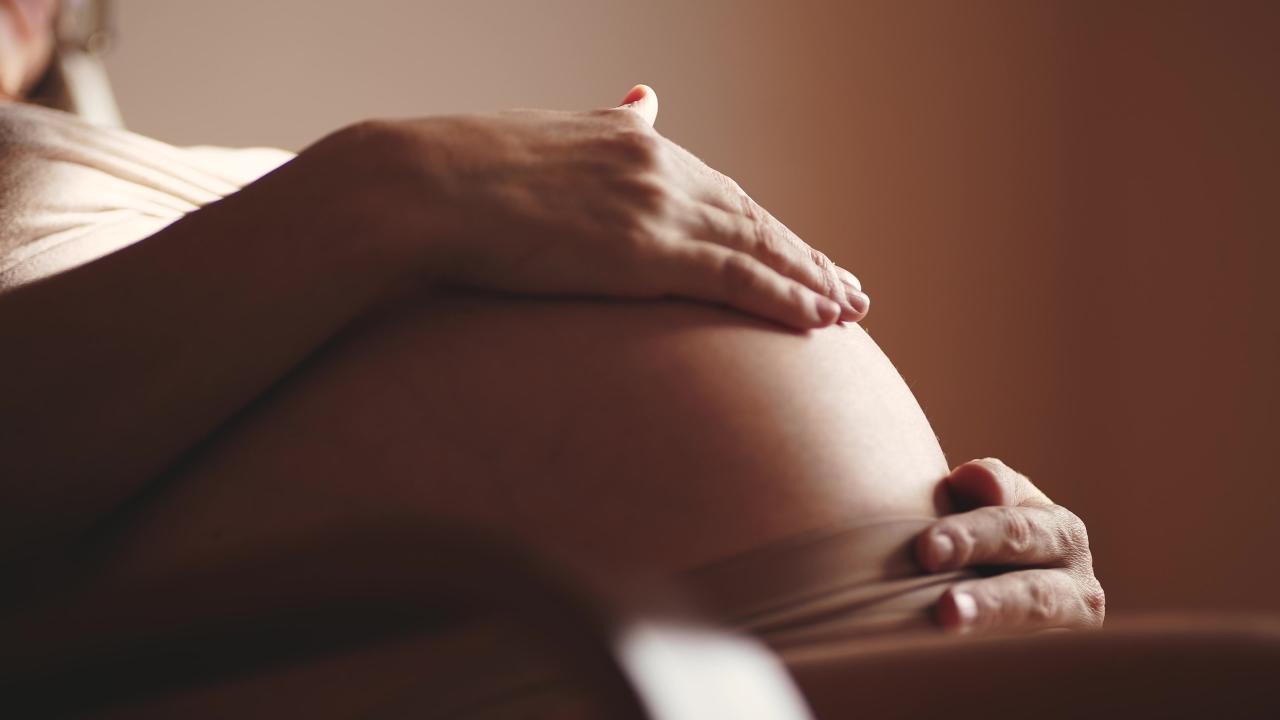 Imagem de pessoa segurando a barriga