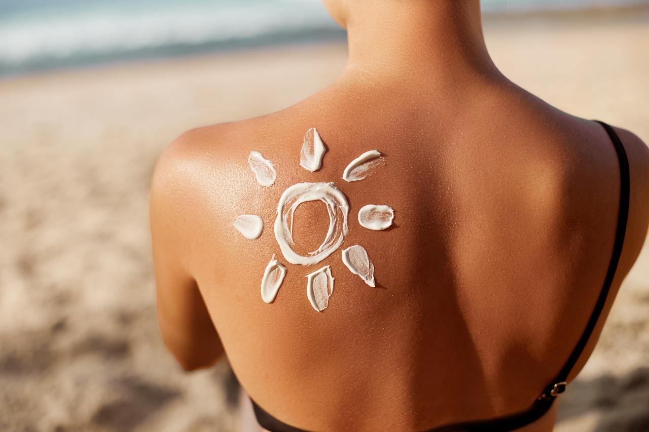Imagem das costas de uma pessoa com um sol feito com protetor solar