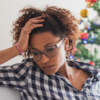 Imagem de pessoa entristecida no natal