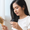 Imagem de mulher escovando o cabelo