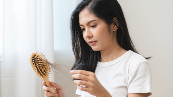 Imagem de mulher escovando o cabelo