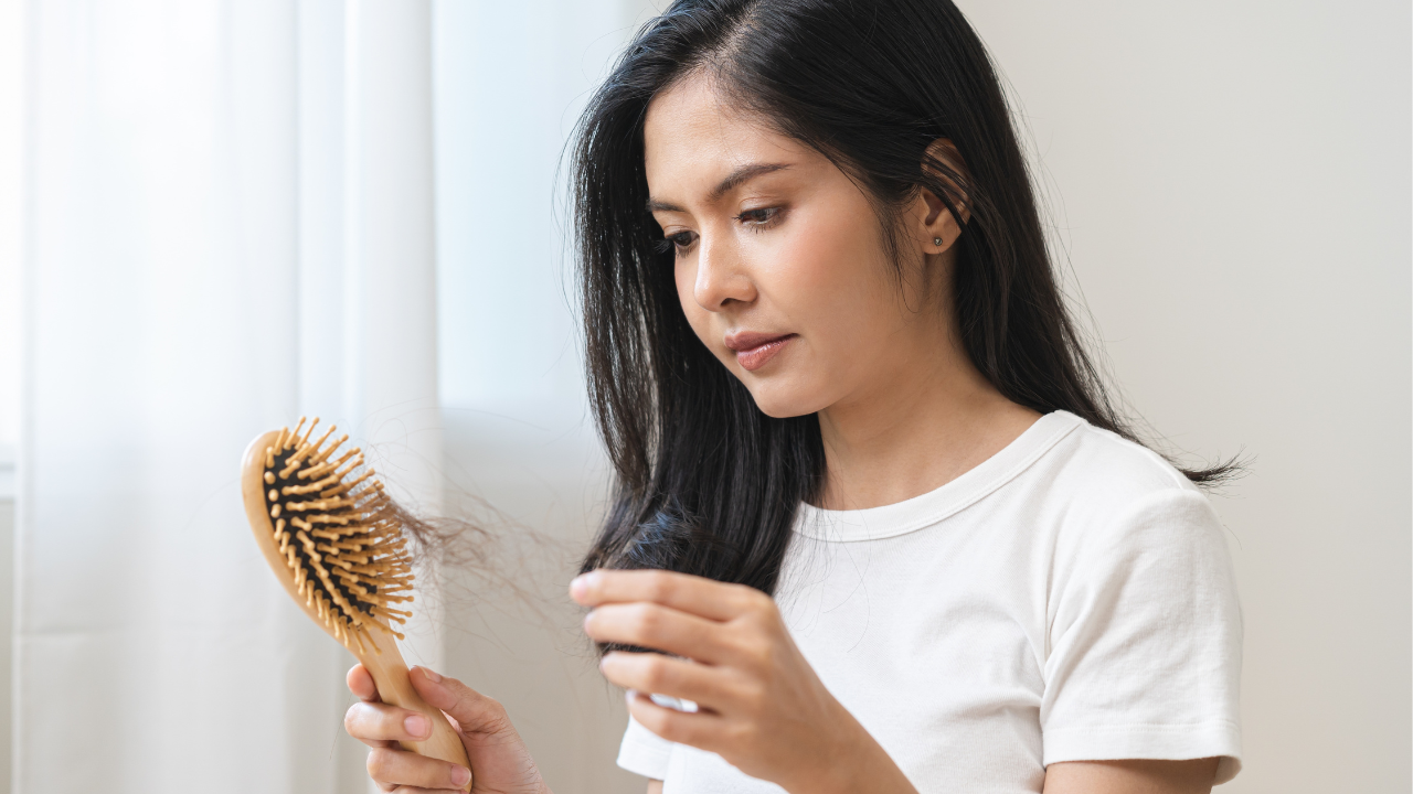 Imagem de mulher escovando o cabelo