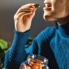 Mulher consumindo cannabis medicinal