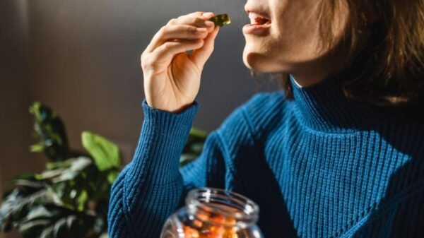 Mulher consumindo cannabis medicinal