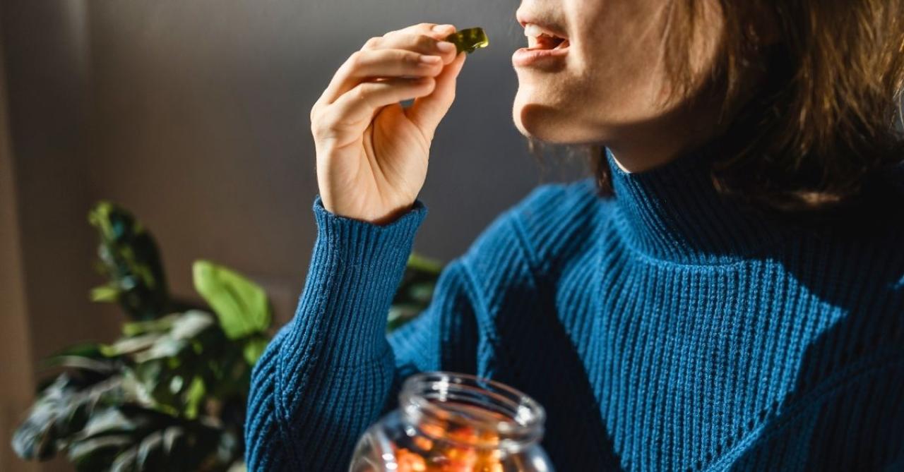 Mulher consumindo cannabis medicinal
