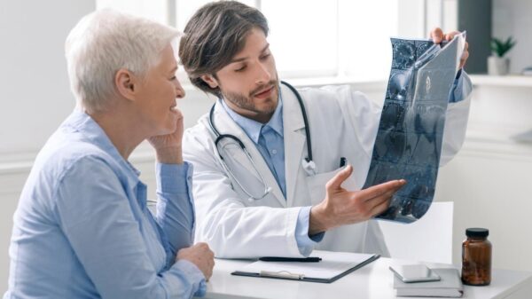 62% dos exames em pacientes 50+ foram realizados por mulheres