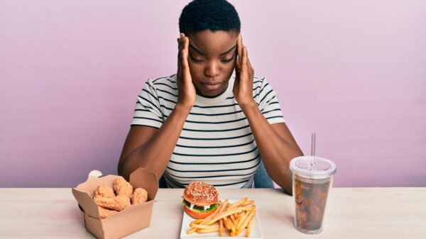 A alimentação pode atuar como gatilho da enxaqueca, mas não é a causa da doença