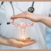 Médica ginecologista mostrando ilustração digital do sistema reprodutivo feminino, destacando a importância do cuidado com a saúde da mulher.