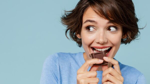 A vontade de doce à noite pode estar ligada ao cansaço, alimentação irregular ou estresse