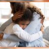 Mãe abraça filha com expressão de preocupação, representando apoio emocional e acolhimento em casos de ansiedade infantil.
