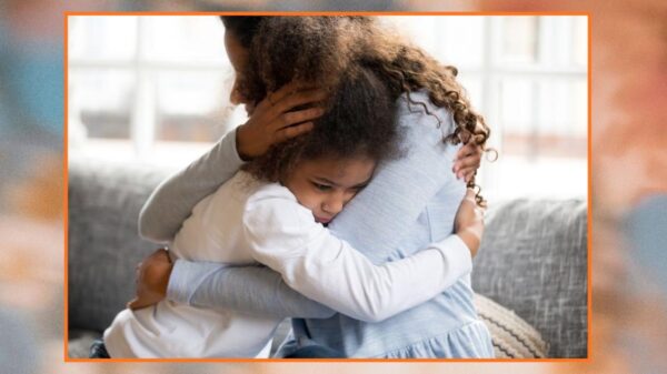 Mãe abraça filha com expressão de preocupação, representando apoio emocional e acolhimento em casos de ansiedade infantil.