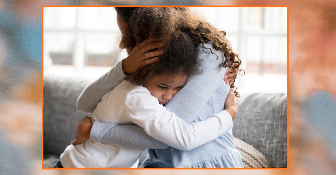 Mãe abraça filha com expressão de preocupação, representando apoio emocional e acolhimento em casos de ansiedade infantil.