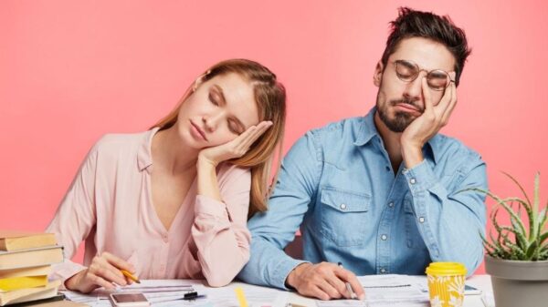 Acorda cansado? 7 causas que podem estar por trás disso