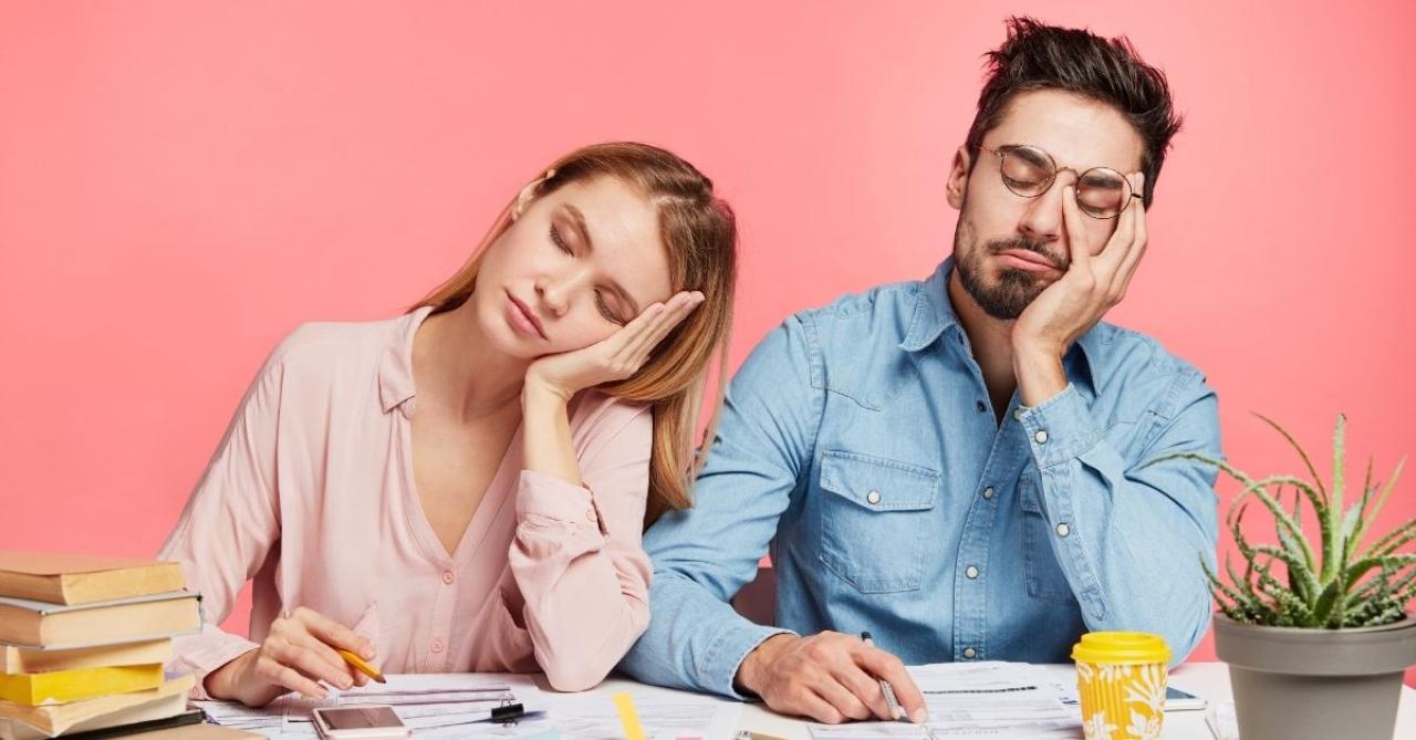 Acorda cansado? 7 causas que podem estar por trás disso