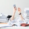 Afastamentos por saúde mental crescem 143% e acendem alerta