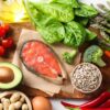 Fotografia de uma mesa repleta e alimentos saudáveis