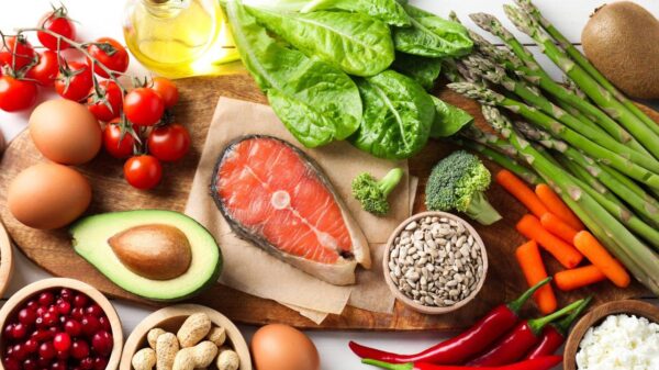 Fotografia de uma mesa repleta e alimentos saudáveis
