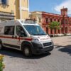 Imagem de uma ambulância em uma calçada