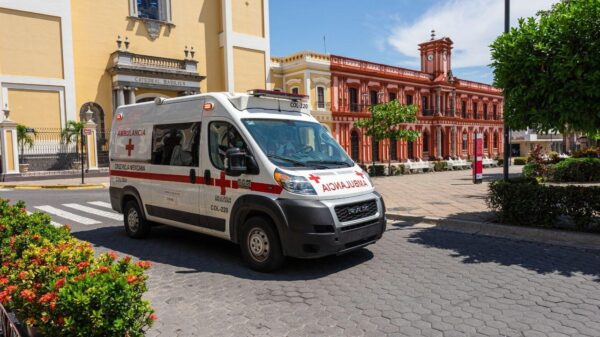 Imagem de uma ambulância em uma calçada