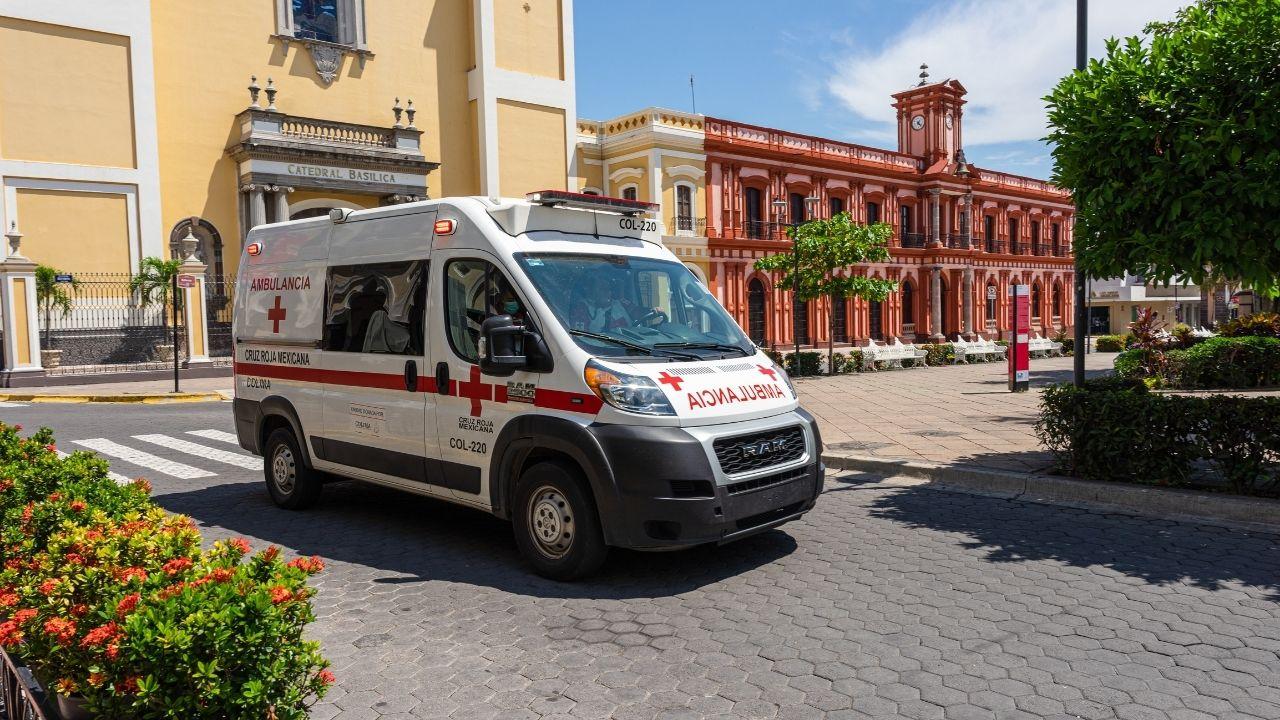 Imagem de uma ambulância em uma calçada