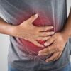 Dor abdominal, gases e alterações intestinais frequentes podem indicar síndrome do intestino irritável