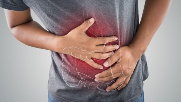 Dor abdominal, gases e alterações intestinais frequentes podem indicar síndrome do intestino irritável