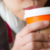 Estudo indica que o calor do café pode aumentar a liberação de microplásticos em copos plásticos descartáveis