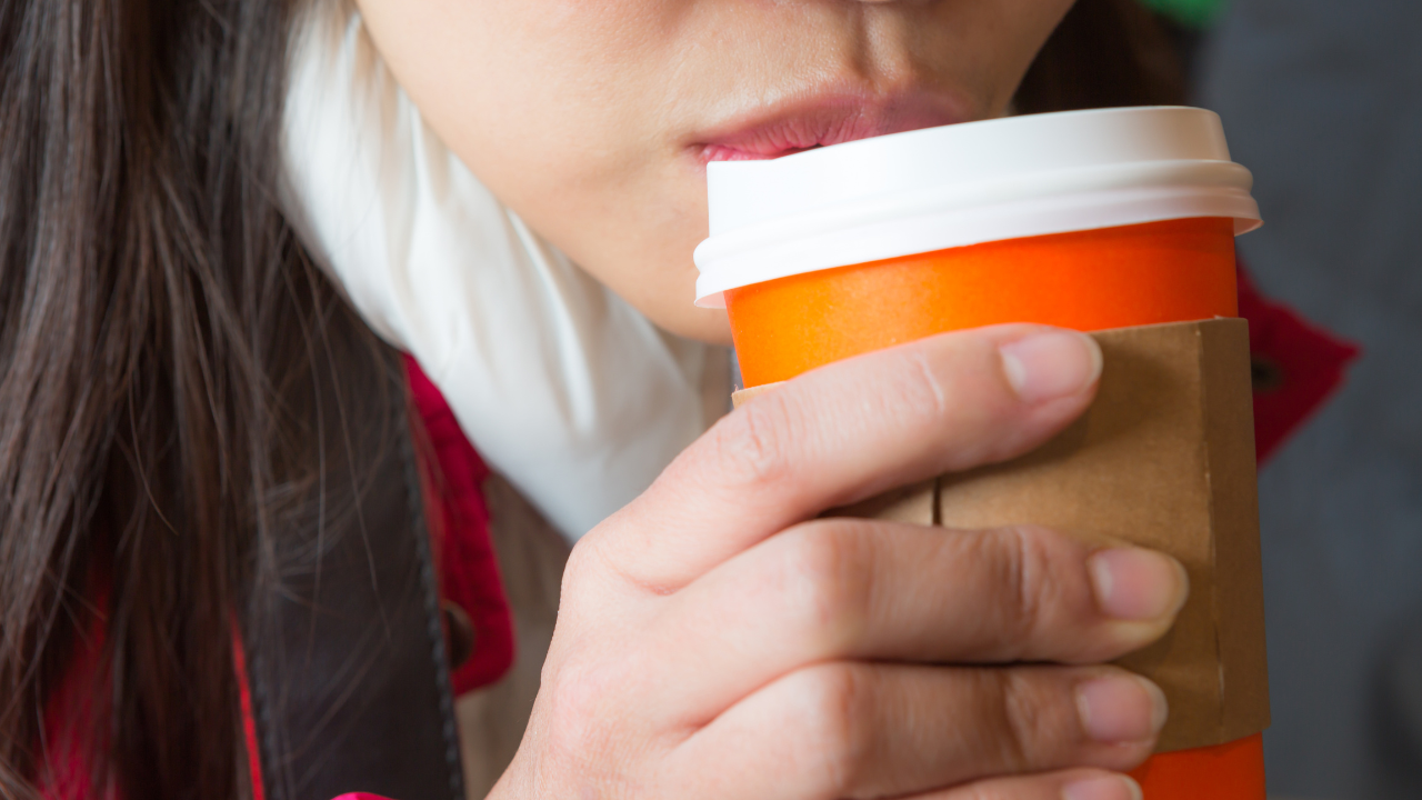 Estudo indica que o calor do café pode aumentar a liberação de microplásticos em copos plásticos descartáveis