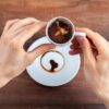 Excesso de cafeína pode provocar sintomas físicos parecidos com os da ansiedade