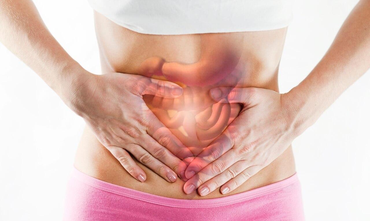 Inchaço, ansiedade e mudanças no intestino podem indicar inflamação intestinal e pedem atenção