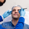 Imagem de um homem realizando procedimento estético facial