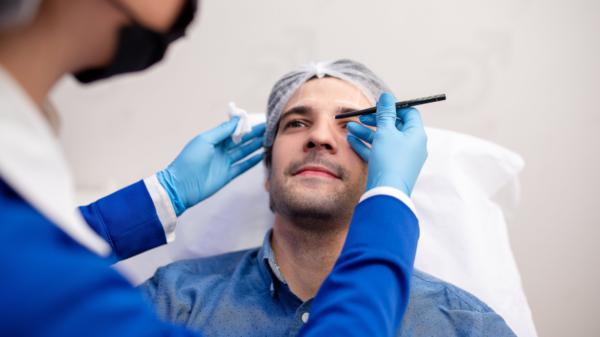 Imagem de um homem realizando procedimento estético facial
