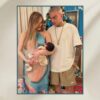 MC Guimê e Fernanda Stroschein com a filha recém-nascida nos braços