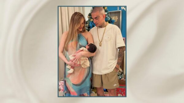 MC Guimê e Fernanda Stroschein com a filha recém-nascida nos braços