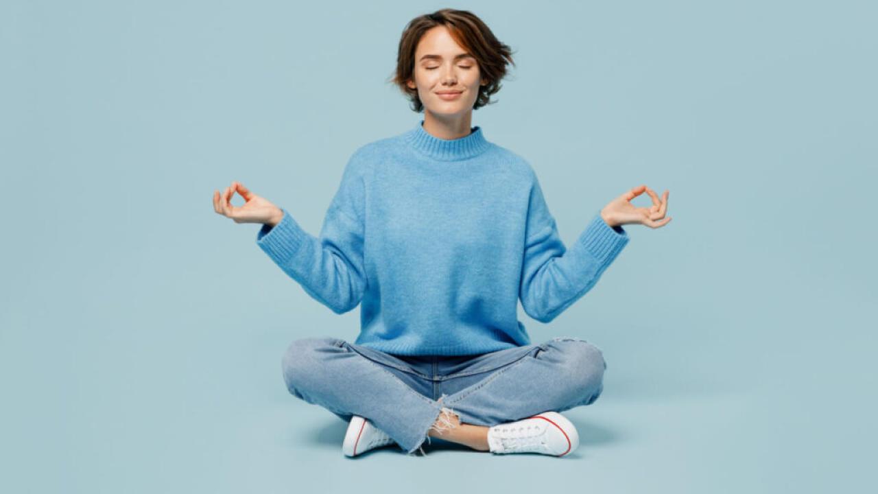 Meditar é observar os pensamentos sem se prender a eles, não tentar eliminá-los