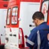 Imagem de ambulâncias do SAMU com um técnico fazendo inspeção