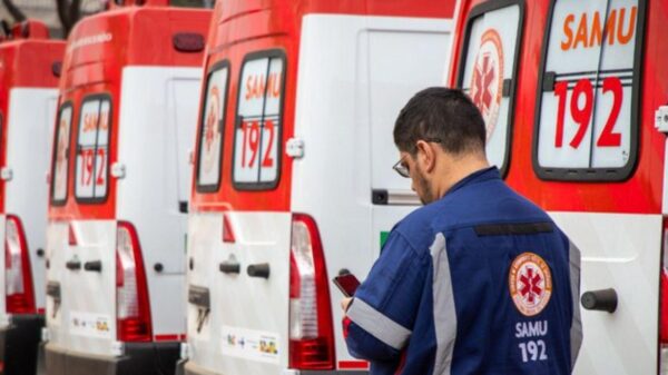 Imagem de ambulâncias do SAMU com um técnico fazendo inspeção