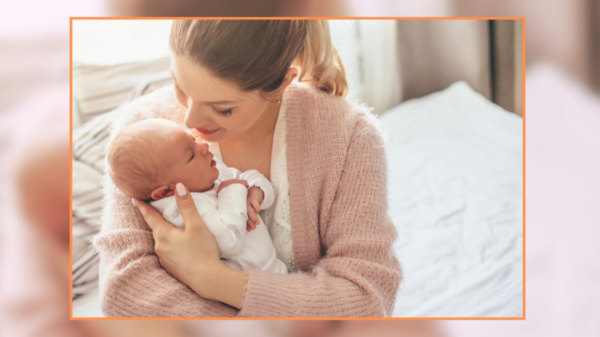 Mulher com bebê recém-nascido nos braços